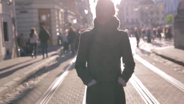 Outdoor-Porträt einer jungen schönen modischen brünetten Frau, die im Herbst auf der Straße spaziert. Model mit schickem grauen Mantel, Skin Jeans und schwarzem Golf. — Stockvideo
