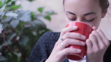 bir fincan kahve ile kadın HD Stok görüntüleri. Kadın açık havada kahve içme, İçecek tadı sahiptir ve lezzet berbat