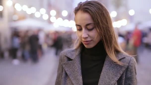 Portrait extérieur de jeune belle femme brune à la mode posant dans la rue à l'automne. Modèle portant manteau gris élégant et golf noir . — Video