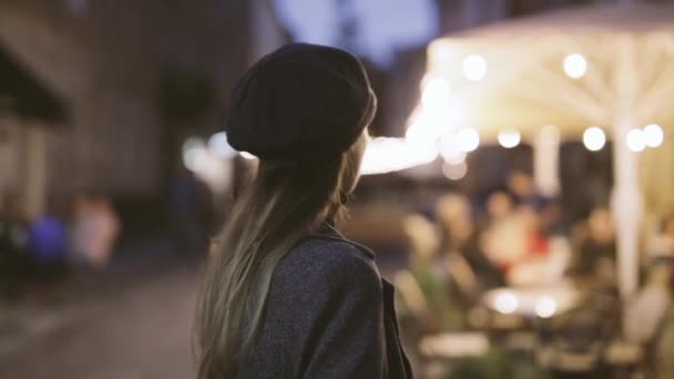 Retrato ao ar livre de jovem bela mulher morena na moda posando na rua no outono. Modelo vestindo casaco cinza elegante e golfe preto . — Vídeo de Stock