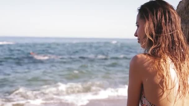 Portrait de belle femme en bonne santé avec le corps en forme dans le bikini sexy de mode. Modèle Poser sur le fond de la mer Dans les rayons du soleil couchant — Video