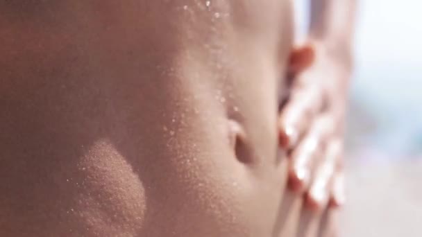 Zaostřená krásné sexy mladé ženské bikiny, stojící na pláži, bílé Bikini, štíhlá ženská figura na pláži s nebeským a mořským pozadím. — Stock video