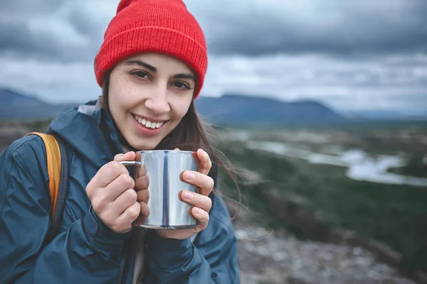 Femme gaie boire du thé sur la nature — Photo