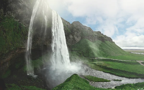 Slavný vodopád Seljalandsfoss na jihu Islandu — Stock fotografie