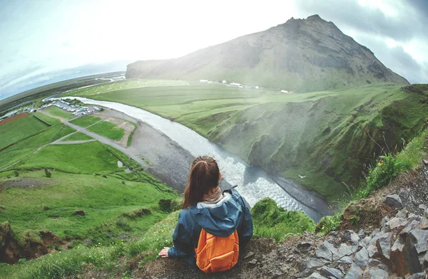 Vrolijke vrouw lopen en poseren op natuur in IJsland — Stockfoto