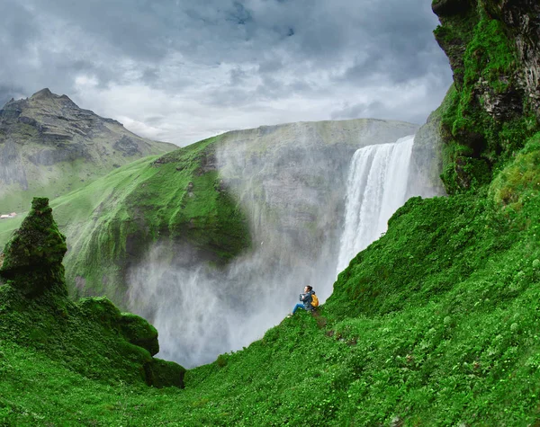 性格开朗的女人走路和在冰岛的自然构成 — 图库照片