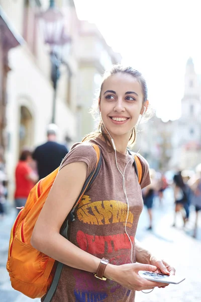 Una turista en el centro de Praga con un teléfono en las manos de —  Fotos de Stock