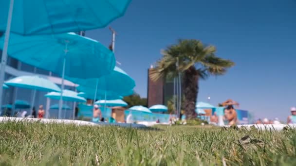 Weergave van een luxe resorthotel met turquoise paraplu tegen een blauwe hemel — Stockvideo