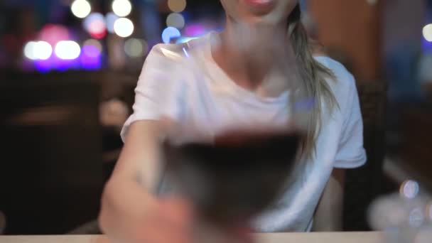 Donna che tiene un bicchiere di vino rosso, annusa e assaggia — Video Stock