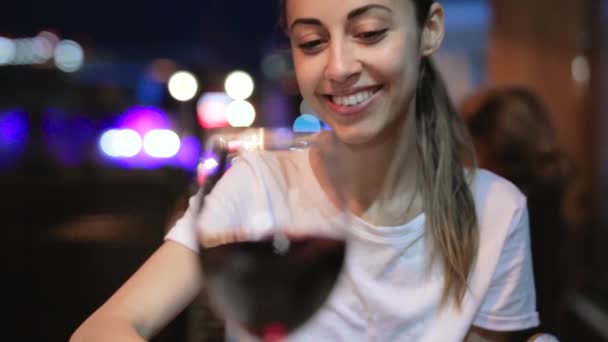 Donna offre un bicchiere di vino rosso, vista in prima persona — Video Stock