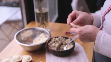 kadın elleri yakın yukarı kıyılmış et ile köfte yapar. kadın aşçı hızlı ve ustaca köfte yapar, vareniki-Ulusal Ukraynalı yemek, geleneksel Ukrayna mutfağı.