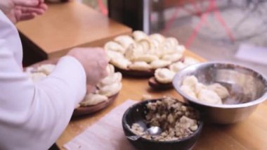 kadın elleri yakın yukarı kıyılmış et ile köfte yapar. kadın aşçı hızlı ve ustaca köfte yapar, vareniki-Ulusal Ukraynalı yemek, geleneksel Ukrayna mutfağı.