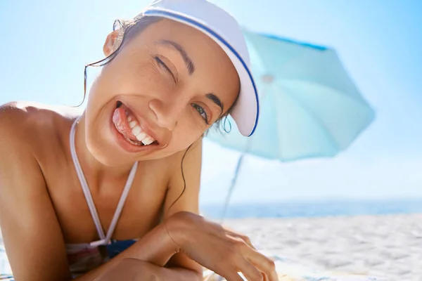 Lukke opp portrett av vakker smilende glad kvinne soling i hvit hatt på sandstranden om sommeren. Sommerferiebegrep . – stockfoto