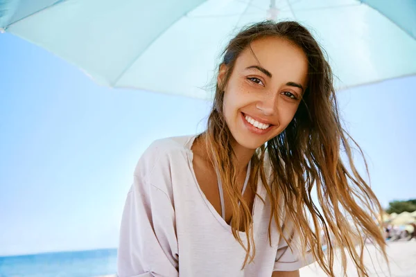 Vakker sexy, lykkelig kvinne som morer seg på sandstranden om sommeren. Sommerferiebegrep . – stockfoto