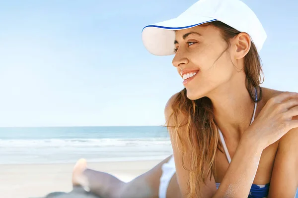 Vista da vicino di bella donna atletica abbronzatura in bikini sulla spiaggia di sabbia in estate. Concetto vacanza estiva . — Foto Stock