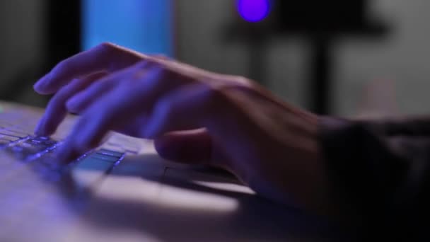 Woman Using Laptop, Closeup Of Hands, Hd πλάνα αρχείου, ρηχό βάθος πεδίου, επιλεκτική εστίαση. Τα χέρια της γυναίκας πληκτρολογούν στο φορητό υπολογιστή πληκτρολογίου — Αρχείο Βίντεο