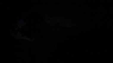 bir fırtına sırasında gece karanlık gökyüzü, şimşek yanıp söner gökyüzü ve bulutlar aydınlatmak