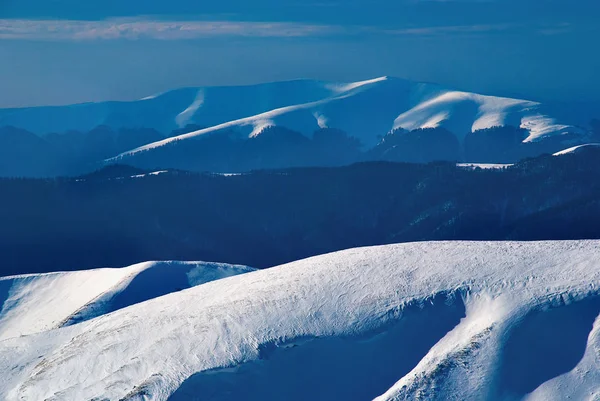 Landschap van prachtige sneeuw berghelling. achtergrond voorontwerp. — Stockfoto