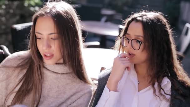 Två unga vackra kvinnor som tittar på Meny i restaurang, vänder sidor och väljer tallrikar till frukost — Stockvideo