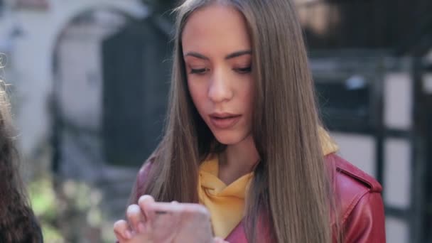 Mooie brunette vrouw met behulp van smartphone, Zonnevlam in frame. mobiele technologie en zonlicht energieconcept — Stockvideo