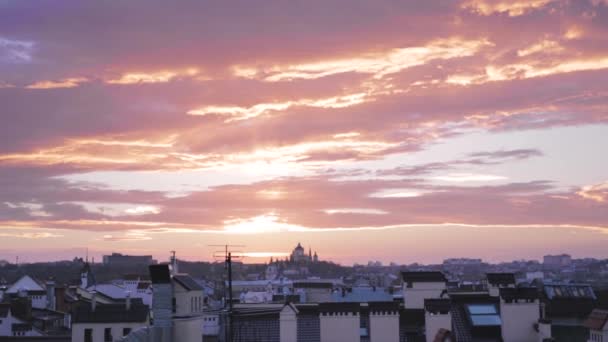 Incrível pôr do sol colorido sobre os telhados na cidade velha de Lviv. Céu nublado bonito do por do sol e paisagem urbana — Vídeo de Stock