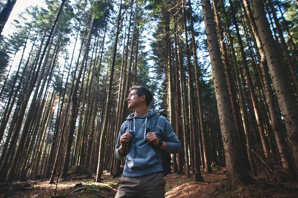 Retrato de um homem caminhante caminhando na trilha na floresta — Fotografia de Stock