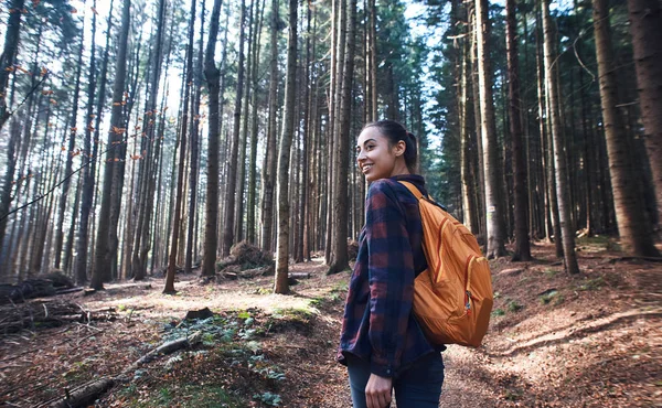 숲 속 의 산책로를 걷는 여성 등산객의 초상화. — 스톡 사진