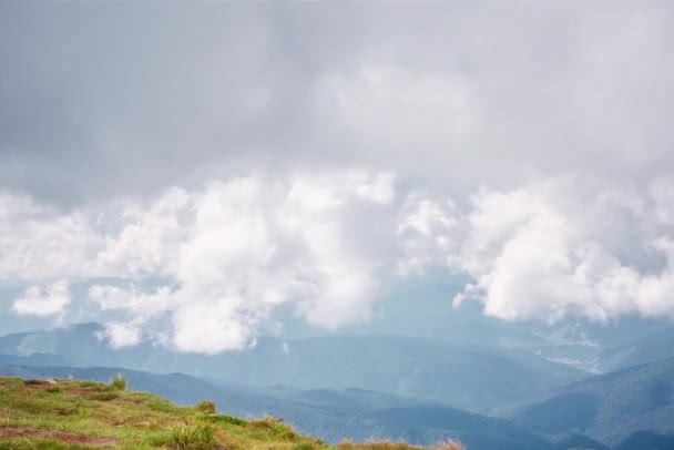 Drammatico cielo nuvoloso sopra la catena montuosa, bella campagna nuvole Timelapse. Cumulus Nuvole Timelapse veloce con intenso cielo blu — Video Stock