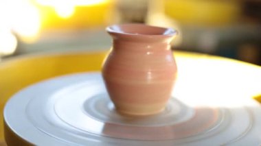 El Sanatları Çömlekçilik içinde. kil vazo çömlek tekerleği açma, çömlek atölyesinde çömlekçi tekerlekler