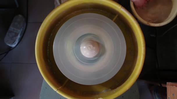 Rueda de alfareros en el taller de cerámica. Artesanía Cerámica dentro. niños Manos trabajando en una rueda de cerámica, formando una olla de barro . — Vídeos de Stock