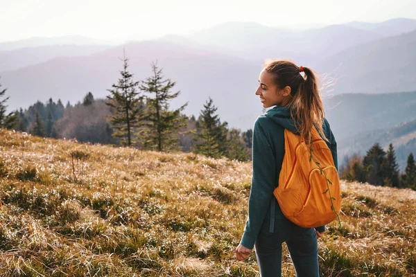 Lykkelig ung turgåer som står på kanten av fjellryggen. Reise og aktiv livsstil . – stockfoto