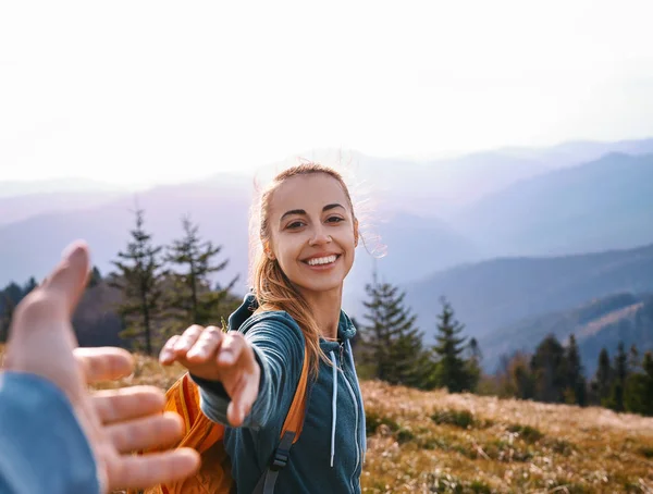 Lykkelige turgåere som står i fjellskråningen i forhold til solnedgangen. Reise og følge meg konseptet . – stockfoto