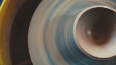 El Sanatları Çömlekçilik içinde. kil vazo çömlek tekerleği açma, çömlek atölyesinde çömlekçi tekerlekler