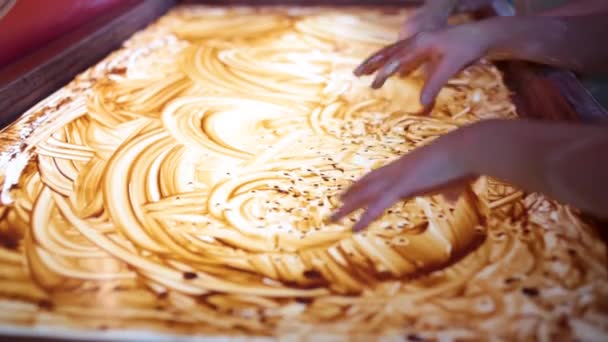 Dessins dans l'argile. Les enfants dessinent dans l'argile différentes figures sur la table lumineuse dans l'atelier de poterie — Video