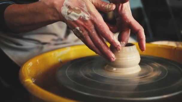 Potters Wheel in de pottenbakkerij. HandCraft aardewerk binnen. Dames handen werken aan aardewerk wiel, vormgeving van een klei pot. — Stockvideo