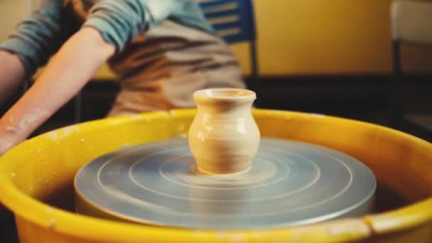 Potters wheel in the pottery workshop. Handcraft Pottery inside. kids Hands working on pottery wheel, shaping a clay vase. — Stock Video