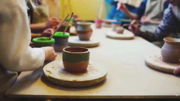 Roue de potiers dans l'atelier de poterie. Artisanat Poterie à l'intérieur. enfants Mains travaillant sur la roue de poterie, façonnant un pot d'argile . — Video