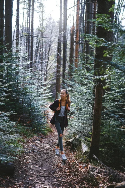 Senderista mujer caminando por el sendero en bosques de pinos — Foto de Stock