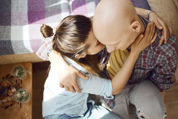 Fiatal szerelmes pár töltenek időt együtt otthon, ül a földön a hálószobában, ölelés és csók egymást. — Stock Fotó