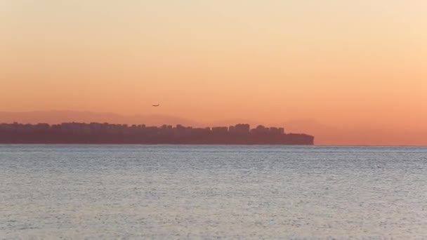 Vista de la playa pública y el mar tranquilo al amanecer en Antalya, Turquía . — Vídeo de stock