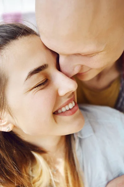 Tutup gambar pasangan muda yang lembut menghabiskan waktu bersama-sama di rumah, memeluk dan mencium satu sama lain . — Stok Foto
