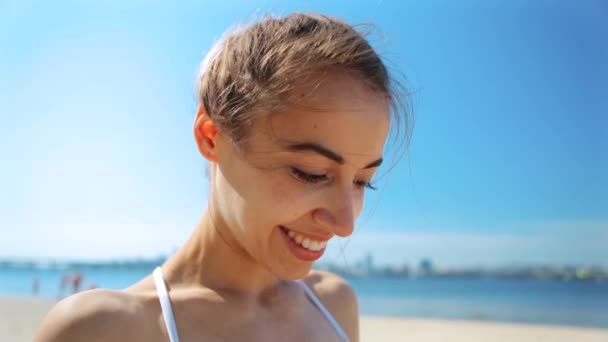 Portret van mooie sexy gelukkig meisje op stad strand met zee en blauwe hemel achtergrond. — Stockvideo