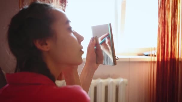 Ung smuk kvinde retter og reder sit sunde hår med hovedet nedad. temmelig munter kvinde bliver klar i soveværelset – Stock-video