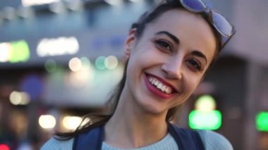Açık havada gece şehir ışıkları arka planda sokakta açık havada poz, Gözlük Genç bir yetişkin güzel kadın kentsel portre. yaz akşamı modern genç kadın yürüyüş şehir