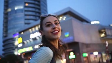 Açık havada gece şehir ışıkları arka planda sokakta açık havada poz, Gözlük Genç bir yetişkin güzel kadın kentsel portre. yaz akşamı modern genç kadın yürüyüş şehir