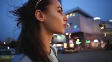 Açık havada gece şehir ışıkları arka planda sokakta açık havada poz, Gözlük Genç bir yetişkin güzel kadın kentsel portre. yaz akşamı modern genç kadın yürüyüş şehir