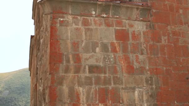 vue rapprochée de l'église de la Sainte Trinité près du mont Kazbek, en Géorgie. vieille église géorgienne contre le ciel bleu 