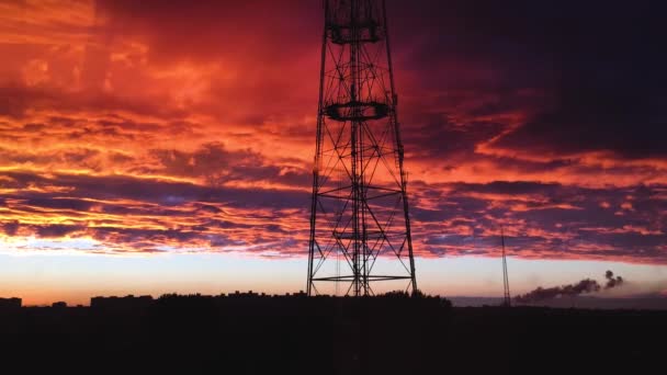 Εκπληκτικό κόκκινο συννεφιασμένο ηλιοβασίλεμα του ουρανού χρόνου. γρήγορα κινούμενα δραματικά κόκκινα σύννεφα στο ηλιοβασίλεμα του ουρανού — Αρχείο Βίντεο