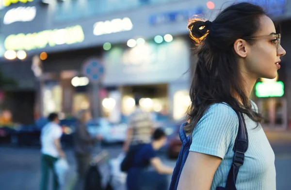 Retrato de mujer joven atractiva en la calle con iluminación de neón, de pie cerca del espacio de copia para la publicidad . — Foto de Stock