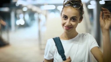 şeffaf gözlük açık havada poz genç gülümseyen şık güzel kadın yakın çekim portre. yavaş çekim